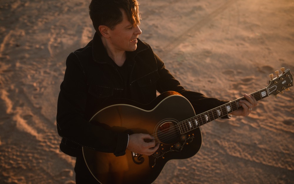 Micheal Patrick Kelly
                                                mit Gitarre