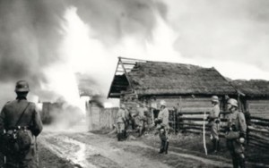 Zerstörung eines Dorfs in Belarus durch ein Reserve-Polizei-Bataillon,
                                 1941; 