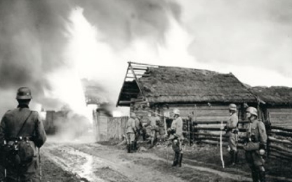Zerstörung eines Dorfs in Belarus durch ein Reserve-Polizei-Bataillon,
                                                1941; 