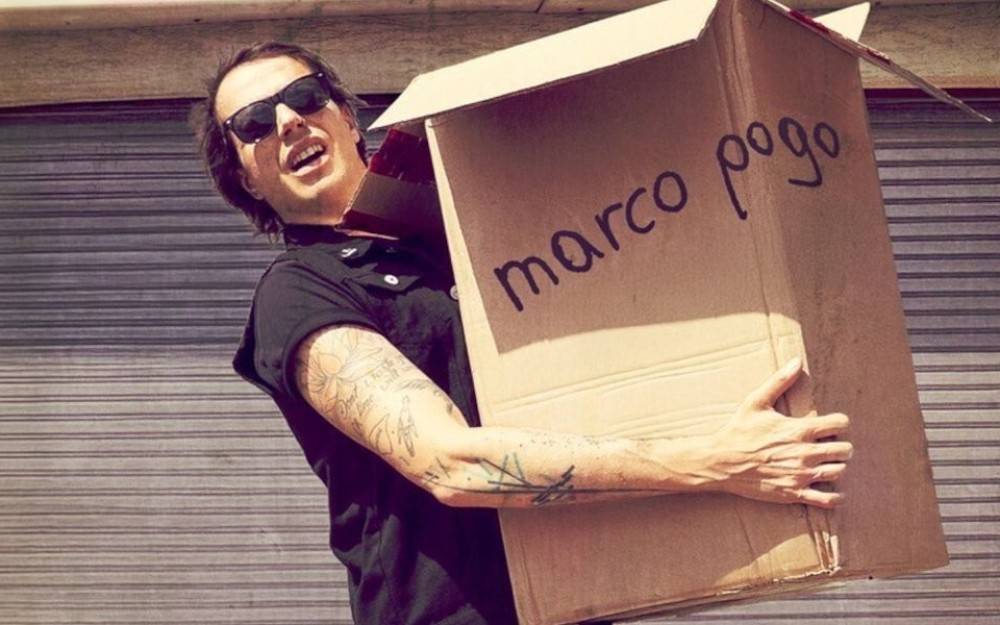 Marco Pogo trägt eine große Schachtel