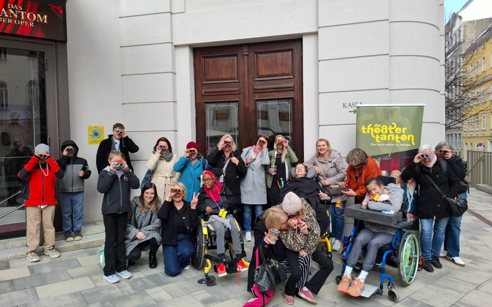 Eine Gruppe von Menschen bei einem Theaterausflug der
                                                Theatertanten.