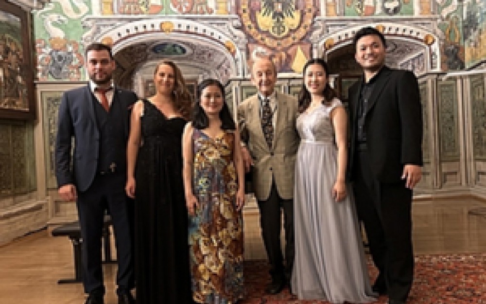 Josef Loibl, Miku Nishimoto-Neubert, Annette Dasch,
                                                Violeta Urmana, Mihoko Fujimura, Ante Jerkunica und Alexandra Petersamer beim Abschlussabend des Meisterkurses Gesang im Schloss
                                                Goldegg
                                                