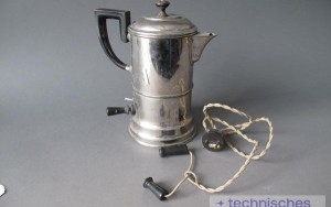 Das Bild zeigt eine elektrische
                                 Kaffeemaschine vor einem grauen Hintergrund