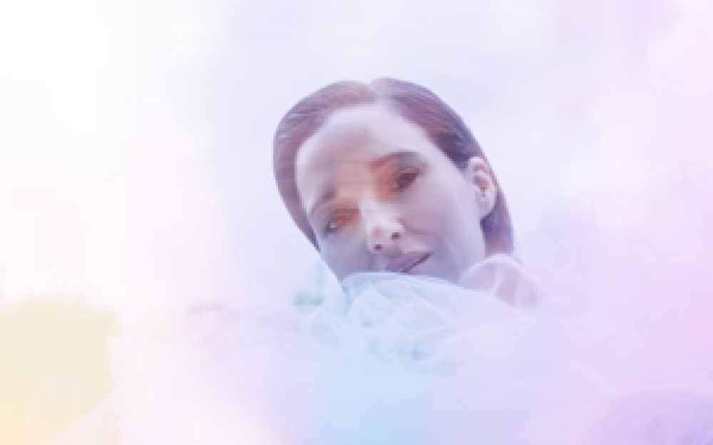 Ina Regen ist für ihre unverwechselbar samtige Stimme
                                                und ihre tiefsinnig poetischen Texte bekannt. 