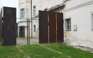 Detailansicht der künstlerischen Gestaltung auf dem Umriss der ehemaligen Busgarage von Herbert Friedl