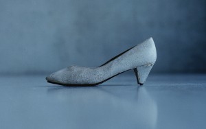 Das Bild zeigt einen Damenstöcklschuh von der Seite vor einem hellblaugrauen Hintergrund