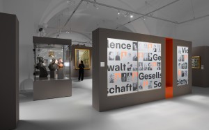 Ausstellungsansicht zur aktuellen Ausstellung „Gewalt – Gesellschaft.
                                 Österreich im Zeitalter der Weltkriege 1918 bis 1955“