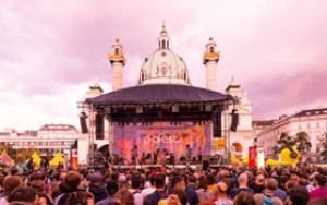 Atmosphäre vom Popfest mit Bühne und Karlskirche im Hintergrund