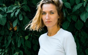 Alina Lindermuth stellt in diesem ebenso gesellschaftskritischen
                                 wie poetischen Roman die Frage, was geschieht, wenn die Natur auf sanfte, aber irreversible Weise ihren größten Widersacher
                                 zu einem Teil von sich selbst zurückbildet.