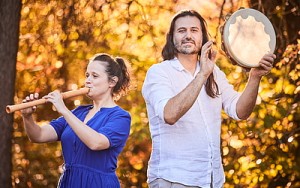 Anne-Suse Enßle spielt Blockflöten, Doppelflöten, Harfe,
                                 Doucaine und
                                 Philipp Lamprecht überzeugt mit Stimme, Drehleier, Strohfidel, Hackbrett sowie Mittelalter­-Perkussion