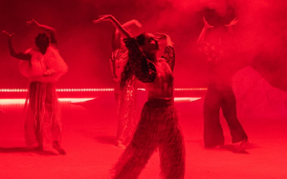 Die Choreografin Ulduz Ahmadzadeh und der Szenograf
                                                Till Krappmann beforschen und bearbeiten in ihren gemeinsamen Arbeiten für die ATASH عطش contemporary dance company alte vorislamische
                                                und häufig verbotene, indigene Tänze des Persischen Plateaus und übertragen sie in zeitgenössische, künstlerische Kontexte.