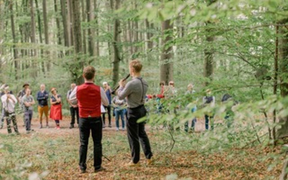 Menschen im
                                                Wald
