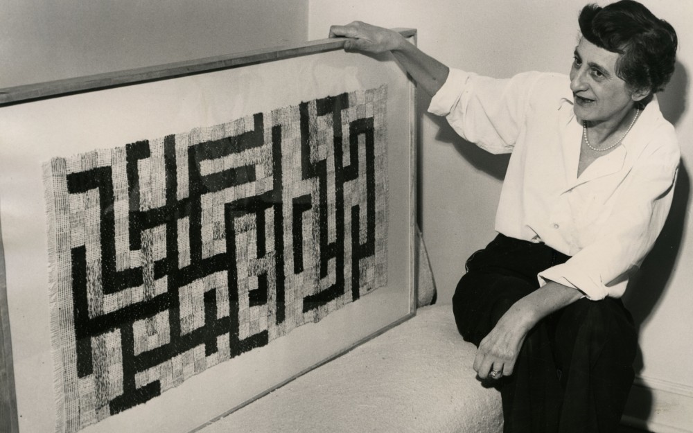 Anni Albers mit ihrer Arbeit Two, New Haven, Connecticut,1952