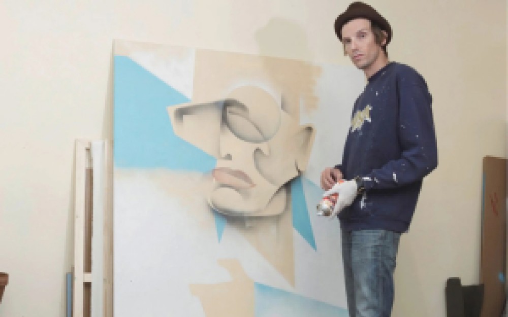Skero vor
                                                der Leinwand